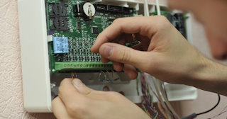 Монтаж аварийных сигнализаций от 3103 руб. в Мариинске